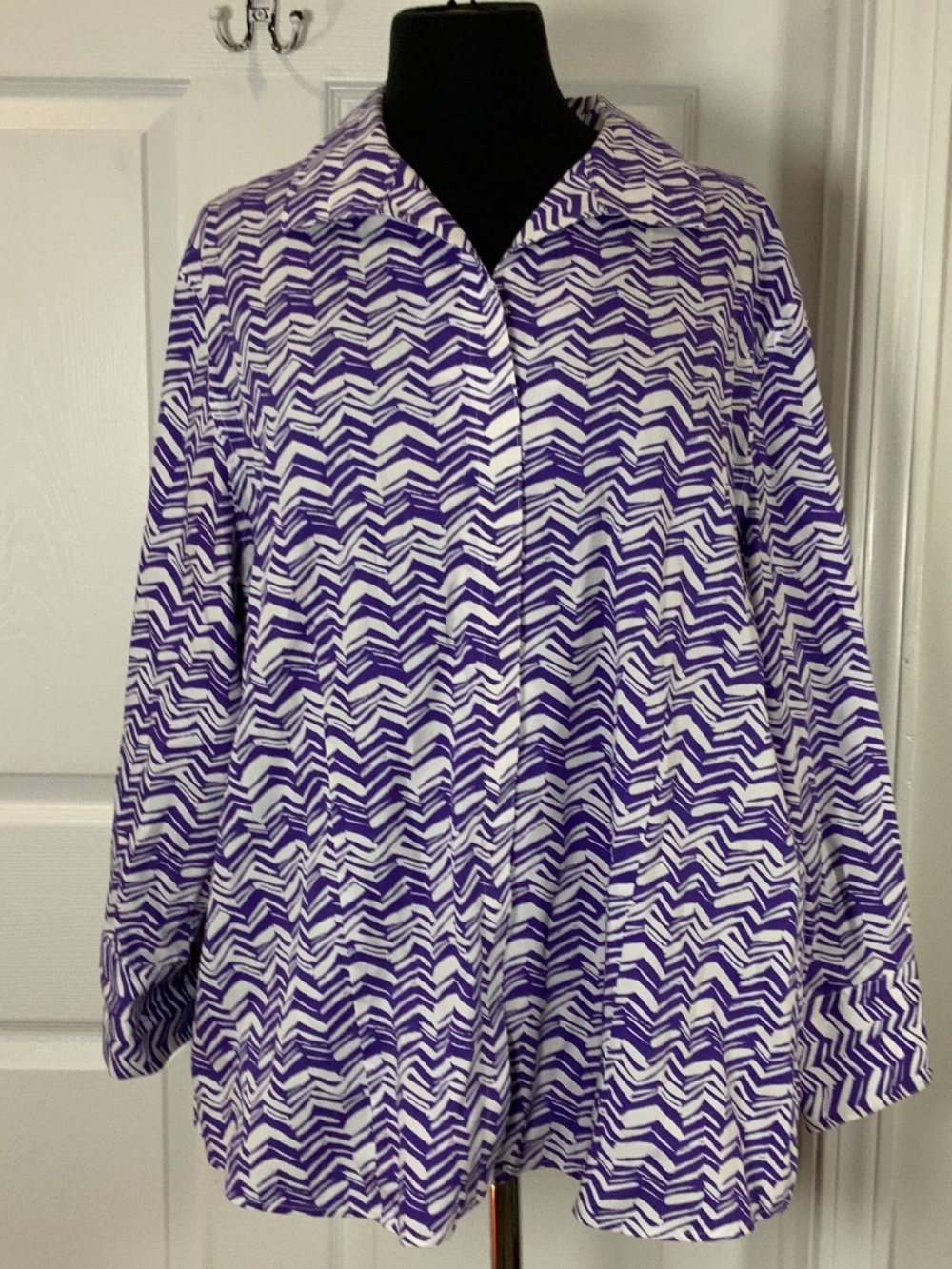 Chico’s No Iron 100% Cotton Purple Chevron Button Down Shirt Size 4